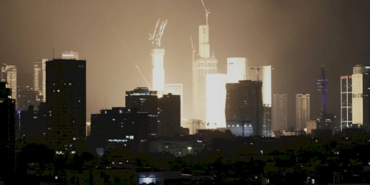 Ledakan di Tel Aviv, Israel, Sabtu dini hari, 14 Juni 2025/AP