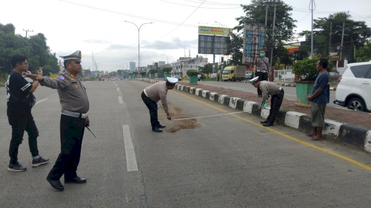 Kanit Gakkum Satlantas Polrestabes Palembang AKP Arham Sikakum memimpin olah TKP kecelakaan lalu lintas di Jalan Residen H Abdul Rozak Palembang yang menewaskan seorang wanita. (Fauzi/RMOLSumsel.id)