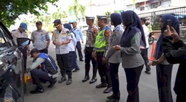Tim gabungan dari Dinas Perhubungan (Dishub), Polisi Militer, dan Satuan Lalu Lintas (Satlantas) Polres Prabumulih menggelar razia penertiban kendaraan yang parkir sembarangan di bahu jalan, Sabtu (14/6/2025).(Handout)