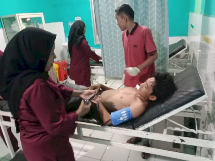 Salah seorang korban mendapat perawatan dari tim medis. (ist/rmolsumsel.id) 