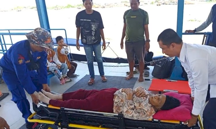Anggota Polairud Pos Pangkalan Sandar Upang saat mengevakuasi Mariyam pasien serangan jantung ke rumah sakit Pelabuhan Boom Baru Palembang/ist