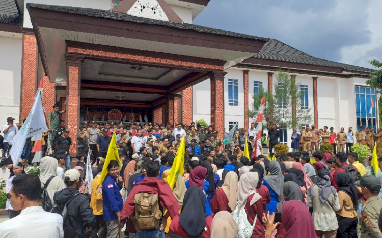 Ratusan mahasiswa menggelar aksi demo di halaman kantor Pemkab Musi Rawas/Foto:Ansyori